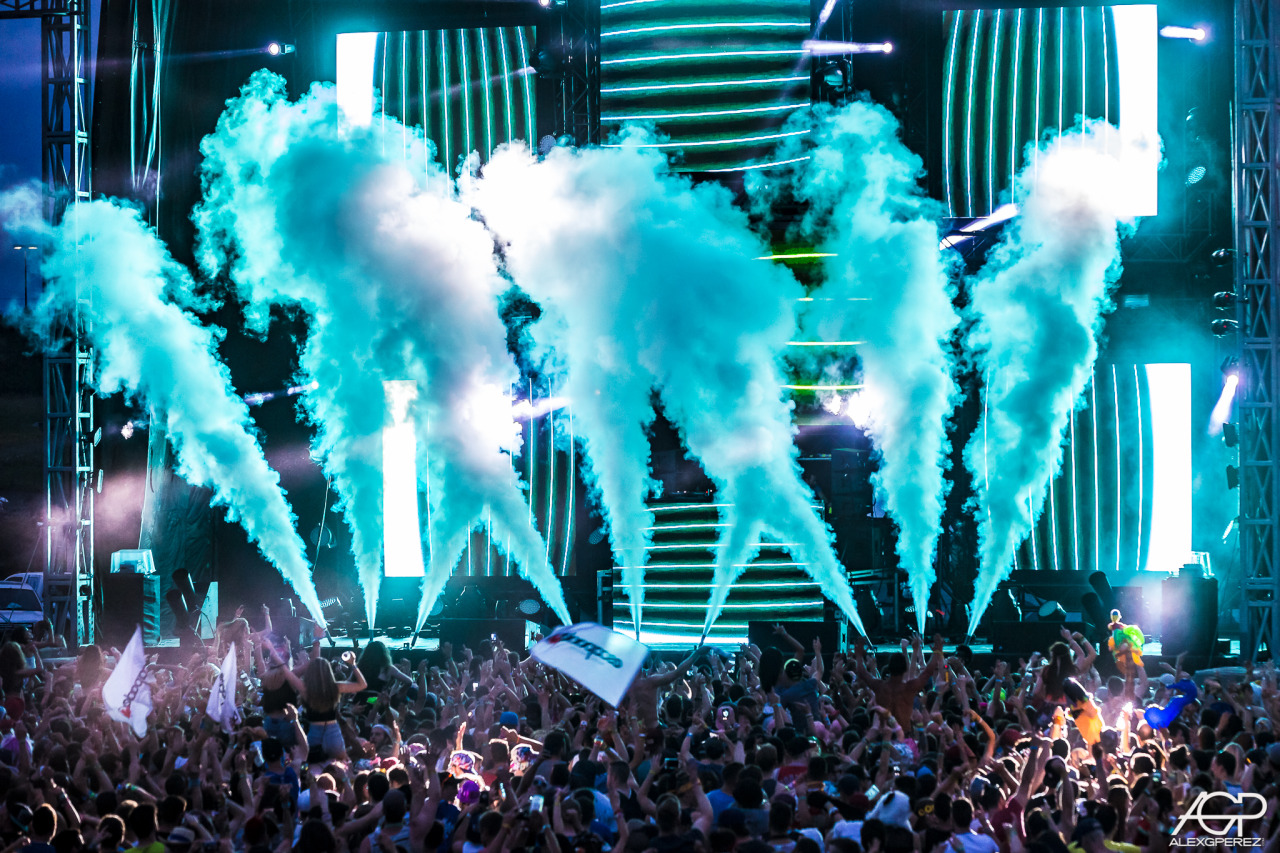 Escapade Music Festival use Co2 cannon to Create their own special stage effects using cryogenics