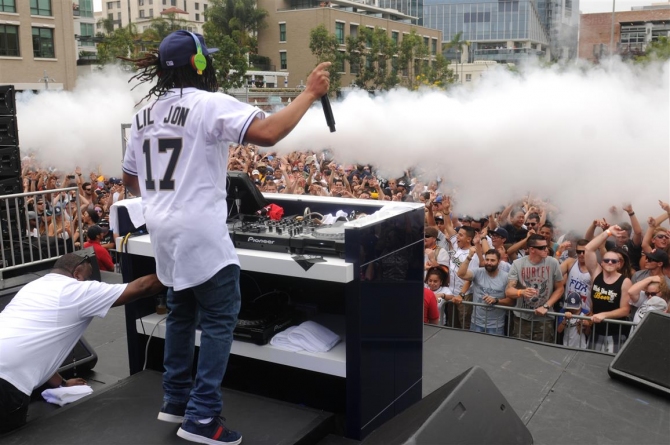 LiL JON Performing at the San Diego Padres FanFest 2015 at Petco Park and is using CryoFX Co2 Cannon Smoke Jet Effects